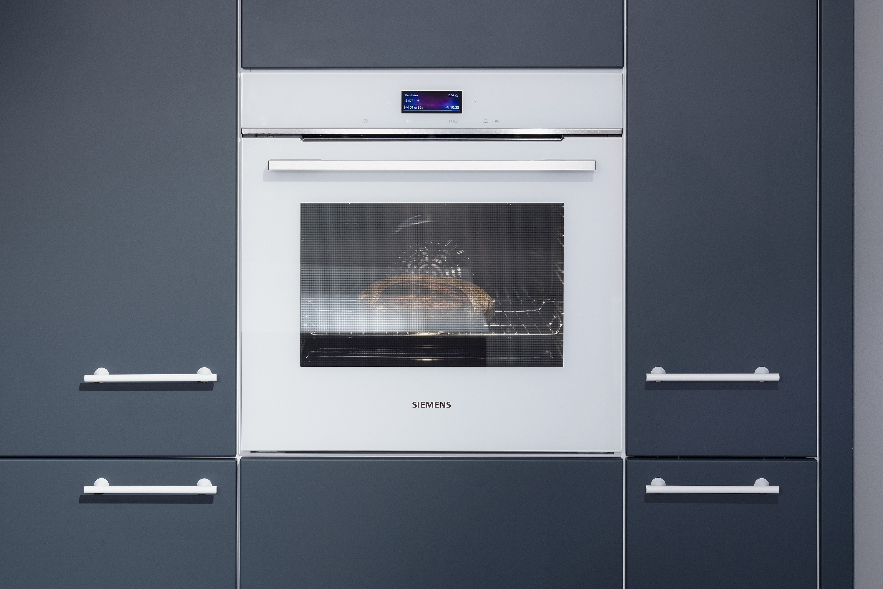 weißer Siemens Einbauofen in blauer Küche